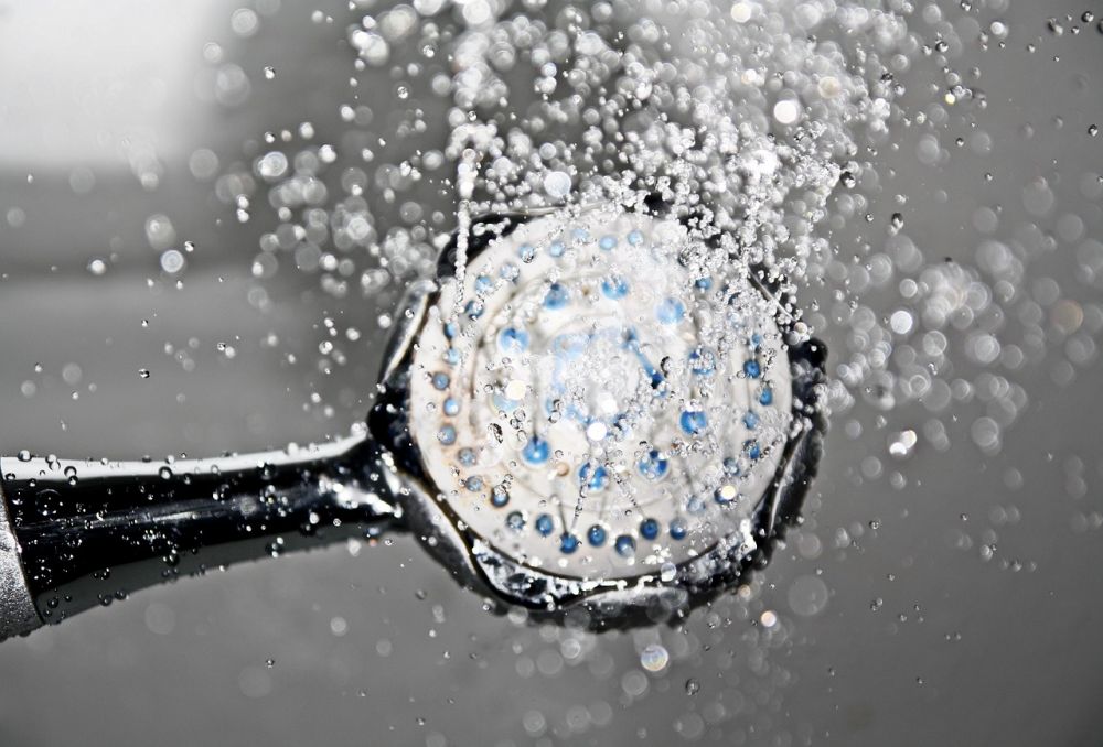 Takdusj på badet  slik skaper du spafølelse hjemme